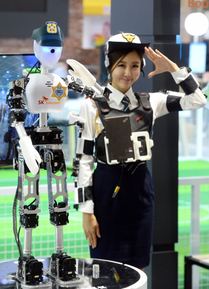 SK가 27일 서울 삼성동 코엑스에서 열린 국내 최대 IT 전시회 ‘월드 IT 쇼(World IT Show: WIS) 2015’에서 동일 채널 양방향 전송기술(In Band Full Duplex)을 적용한 5G 경찰로봇을 선보이고 있다. 2015. 5. 27. 박윤슬 seul@seoul.co.kr