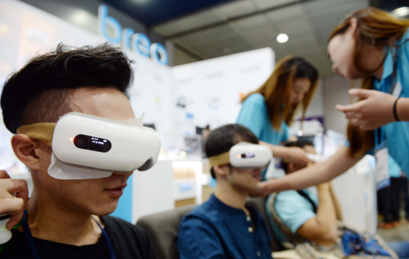 27일 서울 삼성동 코엑스에서 열린 국내 최대 IT 전시회 ‘월드 IT 쇼(World IT Show: WIS) 2015’를 찾은 시민들이 Breo 눈 마사지를 체험해보고 있다. 2015. 5. 27. 박윤슬 seul@seoul.co.kr