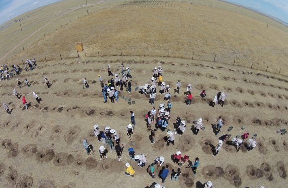 26일(현지시각) 대한항공 신입사원 및 임직원, 몽골 주민들이 몽골 올란바토르 바가노르 사막지역에서 버드나무, 포플러 나무 등 나무심기 봉사활동을 펼치고 있다. 지구를 푸르게 가꾸는 사회공헌 활동 ‘글로벌 플랜팅 프로젝트’의 일환으로 몽골사막에서 12년째 계속되고 있는 대한항공 숲 조성사업은 올해 1만여 그루를 심어, 총 44ha 면적에 9만여 그루의 나무들이 자라는 숲으로 조성된다. 이번 봉사활동은 대한항공 신입직원 등 임직원 170여명과 현지주민 등 총 600여명이 참여했다. 2015. 05. 27 바가노르=드론 박지환 popocar@seoul.co.kr