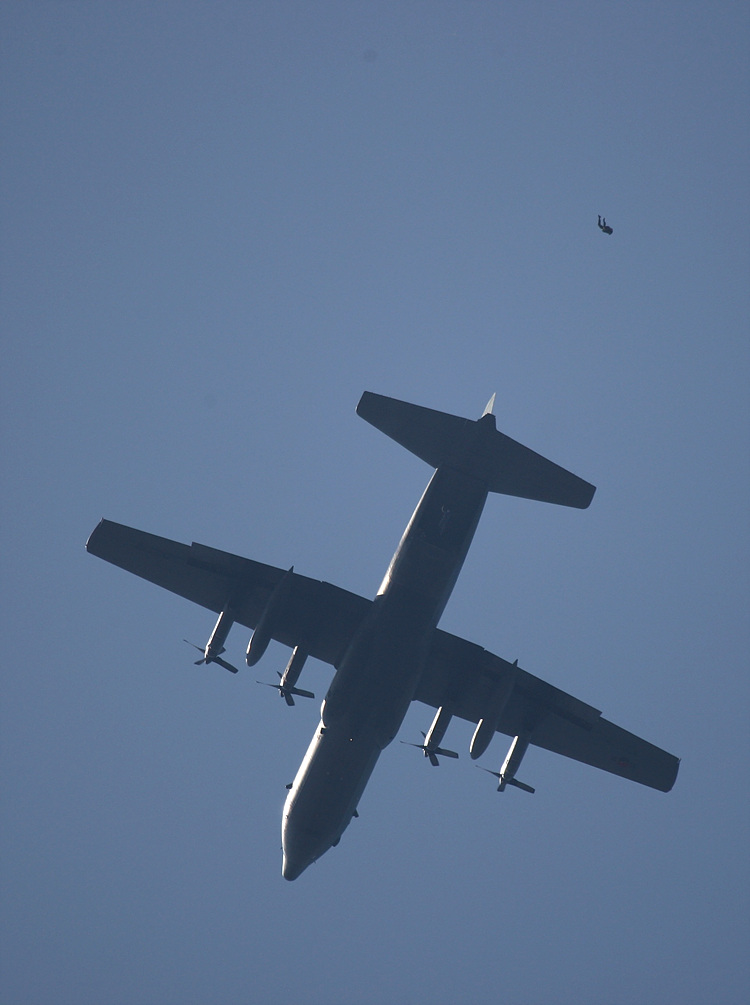 C-130수송기가 훈련장 상공을 한바퀴 선회 한 후 드디어 첫 대원이 비행기를 박차고 뛰어내리고 있다.