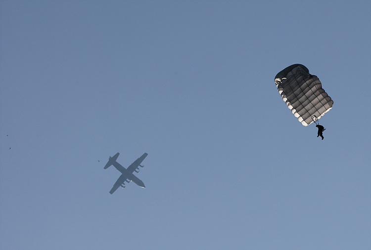 C-130 수송기가 1개 팀씩 계속 특전대원을 쏟아내고 있다.