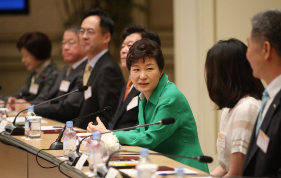 27일 박근혜 대통령이 청와대 영빈관에서 열린 ‘일자리 창출을 위한 중소기업인과의 대화’에 참석해 모두발언을 하고 있다. 2015. 05. 27 안주영 jya@seoul.co.kr