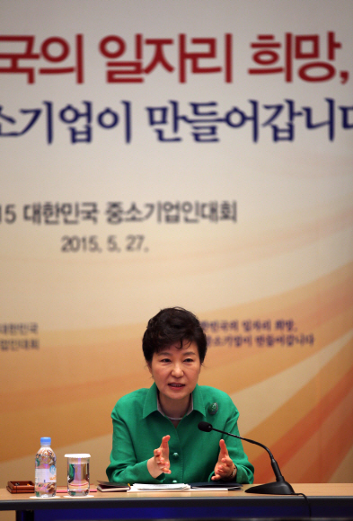 박근혜대통령이 27일 오전 청와대에서 열린 일자리 창출을 위한 중소기업인과의 대화에서 인사말을 하고 있다. 2015. 05. 27 안주영 jya@seoul.co.kr