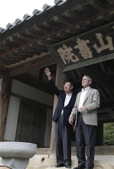 류진(왼쪽) 풍산 회장이 2009년 8월 병산서원을 찾은 조지 부시 전 미국 대통령에게 병산서원에 대해 설명하고 있다. 풍산그룹 제공