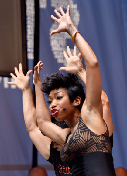 배우 겸 가수 브랜디 노우드(Brandy Norwood)가 27일(현지시간) 뉴욕에서 개최된 ‘스타스인디앨리 콘서트’(Stars In The Alley Outdoor Concert)에서 공연을 펼치고 있다.  ⓒ AFPBBNews=News1