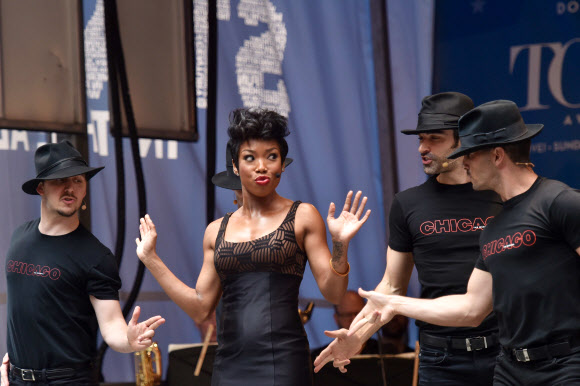 배우 겸 가수 브랜디 노우드(Brandy Norwood)가 27일(현지시간) 뉴욕에서 개최된 ‘스타스인디앨리 콘서트’(Stars In The Alley Outdoor Concert)에서 공연을 펼치고 있다.  ⓒ AFPBBNews=News1