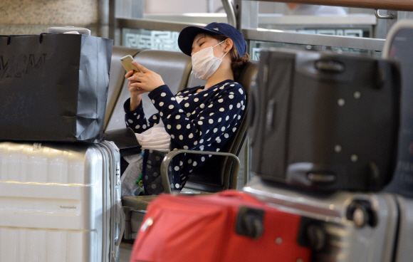 중동호흡기증후군(메르스) 환자가 7명으로 늘어난 28일 오후 서울 강서 김포국제공항에서 관광객들이 마스크를 쓰고 있다. 2015.5.28 도준석 pado@seoul.co.kr
