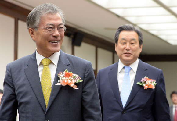 28일 서울 여의도 국회도서관에서 열린 국회 광주유니버시아드대회 지원단 발대식에 참석한 새정치민주연합 문재인 대표와 새누리당 김무성 대표가 나란히 입장하고 있다 . 2015. 5. 28 정연호 tpgod@seoul.co.kr