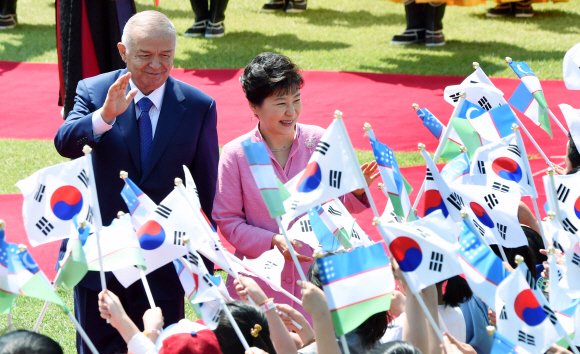박근혜(오른쪽) 대통령과 당시 방한한 고(故) 이슬람 카리모프 우즈베키스탄 대통령이 28일 청와대에서 열린 공식 환영식에서 신길초등학교 학생들의 환영을 받으며 밝게 웃고 있다. 안주영 기자 jya@seoul.co.kr 