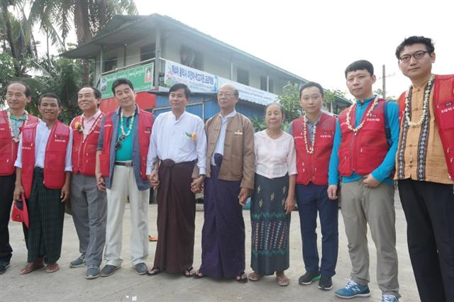 지난 27일 미얀마 툰십 맹가이수 마을에서 박준호(오른쪽 일곱 번째) 회장과 황성일(세 번째) 우리토지 대표가 직업학교 기증식을 마친 뒤 회원, 미얀마 학교 관계자들과 기념사진을 찍고 있다.  황막사 제공 