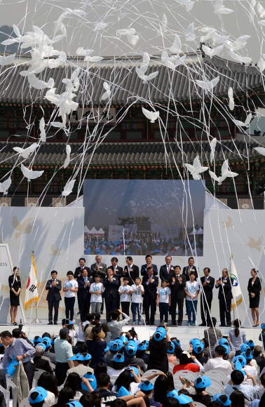 29일, 서울 광화문광장에서 열린 ’통일박람회 2015 개막식’에서 참석자들이 통일비둘기 비상 세레머니를 하고 있다. 2015.05.29 이종원 선임기자 jongwon@seoul.co.kr