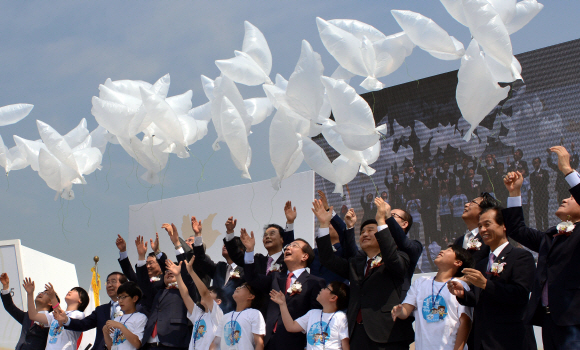 29일, 서울 광화문광장에서 열린 ‘통일박람회 2015 개막식’에서 참석자들이 통일비둘기 비상 세레머니를 하고 있다. 2015.05.29 이종원 선임기자 jongwon@seoul.co.kr