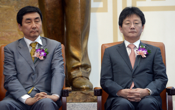 29일 서울 여의도 국회에서 열린 제 67주년 국회개원기념식에 참석한 새정치민주연합 이종걸 원내대표와 새누리당 유승민 원내대표가 피곤한 표정으로 기념사를 듣고 있다. 2015. 5. 29 정연호 tpgod@seoul.co.kr