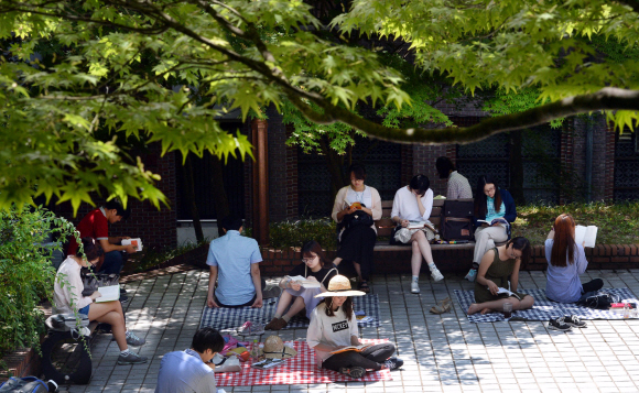 31일 서울 성균관대학교에서 열린 ‘캠퍼스로 떠나는 성대한 책소풍’에 참가한 학생들이 책을 읽으며 휴식을 취하고 있다. 이종원 선임기자 jongwon@seoul.co.kr