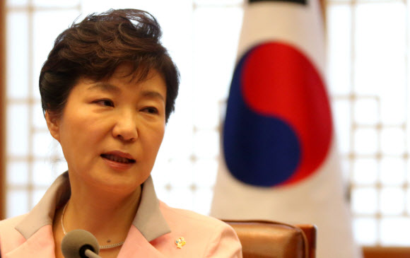 박 대통령, ”국회의 정부 시행령 수정 강력 비판” 