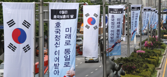 일 오전 서울 송파구 올림픽로 일대에서 송파구청 관계자가 태극기와 호국보훈의 달 배너기를 설치하고 있다. 2015. 06. 01 이언탁 utl@seoul.co.kr