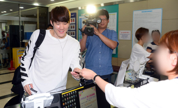 훈련 재개를 위해 1일 서울 송파구 올림픽수영장을 찾은 박태환이 회원등록을 마치고 회원증을 받고 있다. 2015.6.1/ 연합뉴스