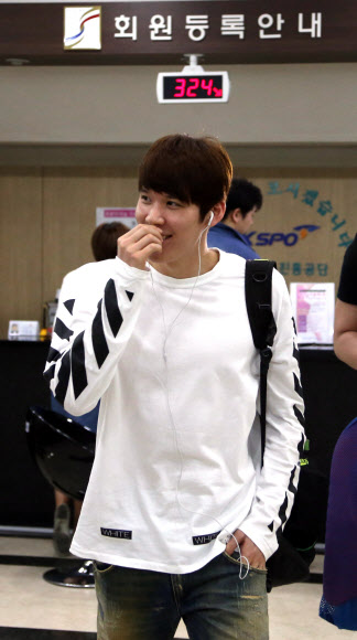 마린보이 박태환이 수영훈련 재개를 위해 1일 서울 송파구 올림픽수영장에서 회원등록을 마치고 탈의실로 향하고 있다. 2015.6.1/ 연합뉴스