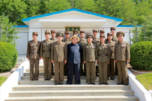 김정은 북한 국방위원회 제1위원장이 인민군 제810군부대 산하 1116호 농장을 시찰했다고 노동신문이 1일 전했다. 농장 관계자들과 기념사진 찍는 김정은. 2015.6.1/ 연합뉴스