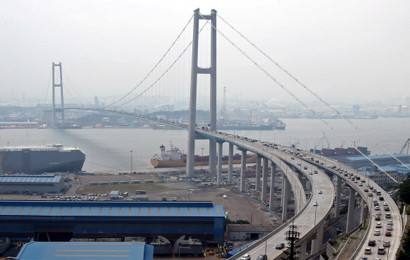 울산대교가 개통한 1일 오후 울산시 동구 염포산에서 바라본 울산대교의 모습. 차량이 대교 위를 줄지어 달리고 있다. 2015.6.1/ 연합뉴스