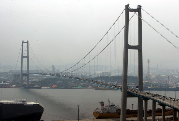 울산대교가 개통한 1일 오후 울산시 동구 염포산에서 바라본 울산대교의 모습. 차량이 대교 위를 줄지어 달리고 있다. 2015.6.1/ 연합뉴스