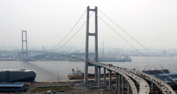 울산대교가 개통한 1일 오후 울산시 동구 염포산에서 바라본 울산대교의 모습. 차량이 대교 위를 줄지어 달리고 있다. 2015.6.1/ 연합뉴스