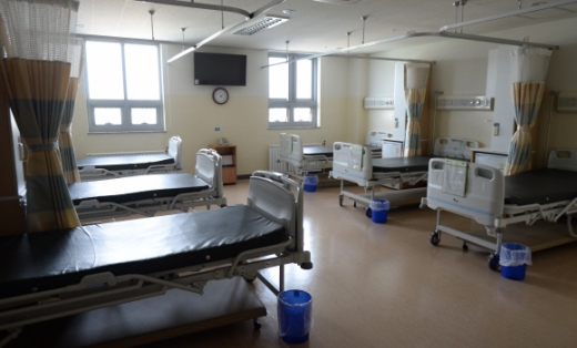 메르스 환자가 집중 발생해 잠정 폐쇄된 수도권의 한 병원 진료실이 31일 오후 텅 비어 있다. 병원 측은 “자진 휴원으로 환자들을 모두 돌려보냈으며 오는 10일까지 휴원할 예정”이라고 밝혔다. 이 병원은 최초 환자가 두 번째 진료를 받았던 곳이다.<br>도준석 기자 pado@seoul.co.kr