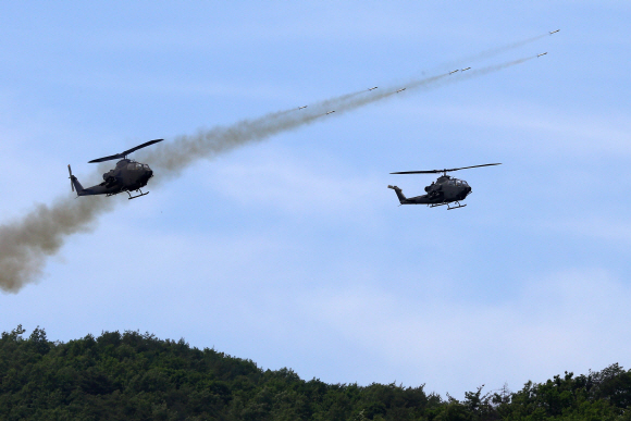 호국보훈의달을 맞아 육군 항공작전사령부와 11사단이 2일 오후 경기 양평 비승사격장에서 항공 타격과 전차 사격으로 적을 완전 격멸하는 야외전술훈련을 하고 있다. 2015.6.2 도준석 pado@seoul.co.kr