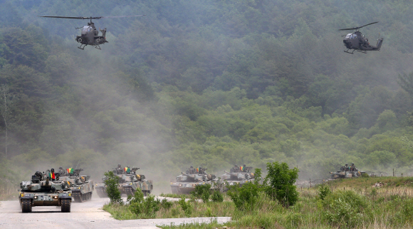 호국보훈의달을 맞아 육군 항공작전사령부와 11사단이 2일 오후 경기 양평 비승사격장에서 항공 타격과 전차 사격으로 적을 완전 격멸하는 야외전술훈련을 하고 있다. 2015.6.2 도준석 pado@seoul.co.kr