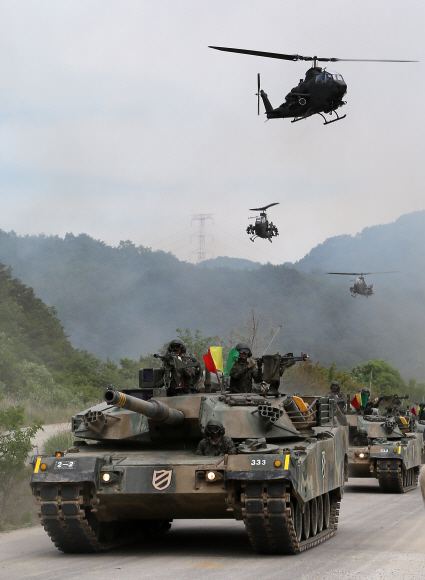 호국보훈의달을 맞아 육군 항공작전사령부와 11사단이 2일 오후 경기 양평 비승사격장에서 항공 타격과 전차 사격으로 적을 완전 격멸하는 야외전술훈련을 하고 있다. 2015.6.2 도준석 pado@seoul.co.kr