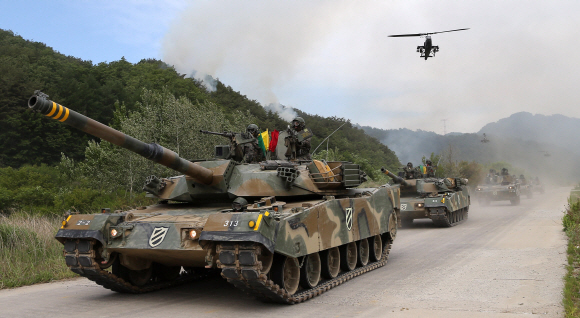 호국보훈의달을 맞아 육군 항공작전사령부와 11사단이 2일 오후 경기 양평 비승사격장에서 항공 타격과 전차 사격으로 적을 완전 격멸하는 야외전술훈련을 하고 있다. 2015.6.2 도준석 pado@seoul.co.kr