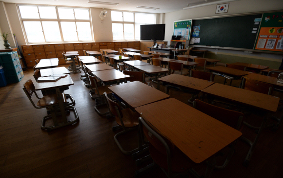2일 경기도 관내의 한 초등학교가 휴업을 한 가운데 교실이 텅 비어 있다 . 2015. 6. 2 정연호 tpgod@seoul.co.kr