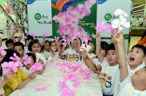 (주) 농협유통은 양대공 하나로 클럽에서 호국보훈의달을 맞아 관내 어린이집 아이들을 초청해 나라사랑 무궁화 한반도 지도 만들기를 진행하고 있다2015,6,2안주영jya@