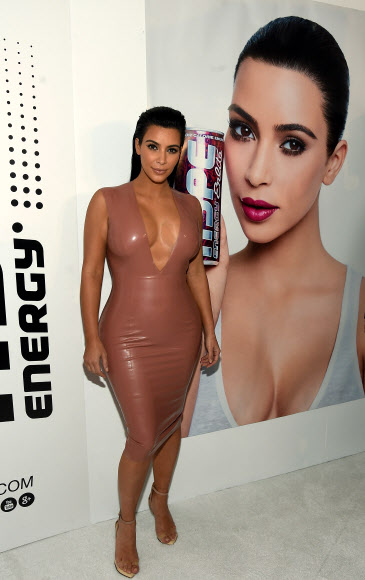 미국 엔터테이너 킴 카다시안 웨스트(Kim Kardashian West)가 2일(현지시간) 테네시주 내쉬빌에서 열린 ‘하이퍼 에너지 드링크(Hype Energy Drinks)’의 미국 출시 행사에 참석하고 있다.  ⓒ AFPBBNews=News1