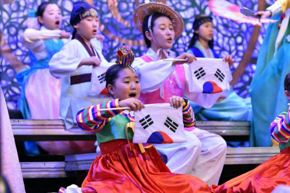 ’세계 7개 자연경관’ 이과수 폭포서 한국 전통문화 공연