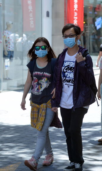 메르스가 확산되는 가운데 3일 서울 명동거리에 외국인 관광객들이 줄어 한산한 모습을 보이고 있다. 박지환 기자 popocar@seoul.co.kr