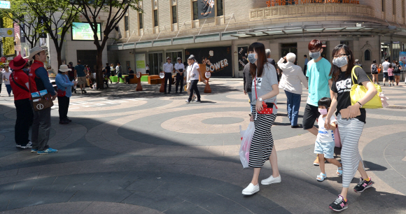 메르스가 확산되는 가운데 3일 서울 명동거리에 외국인 관광객들이 줄어 한산한 모습을 보이고 있다. 박지환 기자 popocar@seoul.co.kr