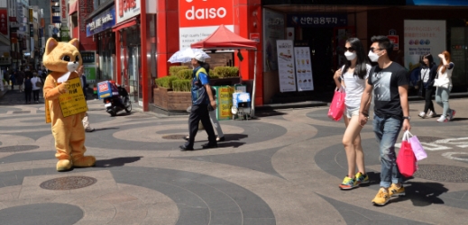 메르스가 확산되는 가운데 3일 서울 명동거리에 외국인 관광객들이 줄어 한산한 모습을 보이고 있다.<br>박지환 기자 popocar@seoul.co.kr