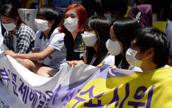 3일 오후 서울 종로 주한일본대사관 앞에서 열린 제1181차 일본군 위안부 문제해결을 위한 정기 수요시위에 참가한 학생들이 메르스의 영향으로 마스크를 쓰고 있다. 도준석 기자 pado@seoul.co.kr
