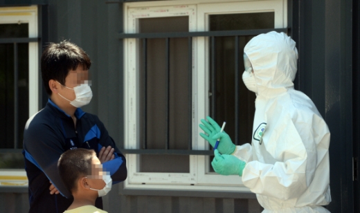 메르스 감염 공포에 마스크를 쓴 사람들이 늘고 있다. 평택보건소 임시진료소를 찾은 시민이 마스크로 무장했다.<br>정연호 기자 tpgod@seoul.co.kr