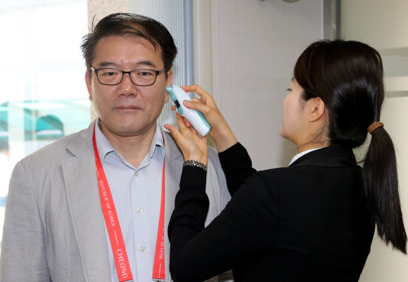 청와대 취재진 체온체크