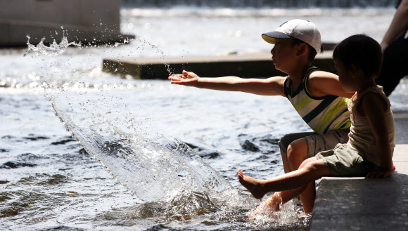 ’더위엔 물장난’