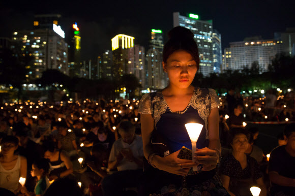 4일 홍콩 번화가에선 26년 전 톈안먼사태 당시 울렸던 자유와 민주의 염원을 기억하는 촛불시위가 열렸다. 지난해 좌절된 민주화 시위 이후 다시 모인 수만 명의 참가자들은 서로를 향해 “단결하자”고 외쳤다. 홍콩 AFP 연합뉴스