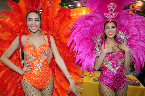 5일 경기도 고양시 킨텍스에서 열린 ‘하나투어 여행박람회’. 올해 9회를 맞이하는 하나투어 여행박람회는 7개 지역관과 3개 테마관으로 구성되어 있으며 910개의 국내외 관광업체가 참가했다. 태국의 아프로디테 카바레 쇼 무용수들이 공연을 준비하며 포즈를 취하고 있다.  연합뉴스