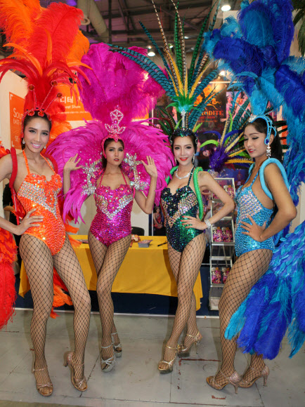 5일 경기도 고양시 킨텍스에서 열린 ‘하나투어 여행박람회’. 올해 9회를 맞이하는 하나투어 여행박람회는 7개 지역관과 3개 테마관으로 구성되어 있으며 910개의 국내외 관광업체가 참가했다. 태국의 아프로디테 카바레 쇼 무용수들이 공연을 준비하며 포즈를 취하고 있다.  연합뉴스