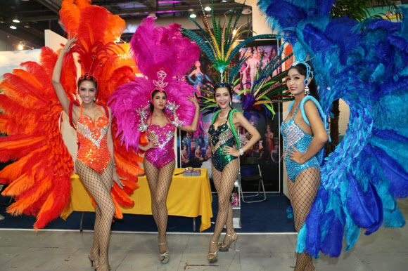 5일 경기도 고양시 킨텍스에서 열린 ‘하나투어 여행박람회’. 올해 9회를 맞이하는 하나투어 여행박람회는 7개 지역관과 3개 테마관으로 구성되어 있으며 910개의 국내외 관광업체가 참가했다. 태국의 아프로디테 카바레 쇼 무용수들이 공연을 준비하며 포즈를 취하고 있다.  연합뉴스