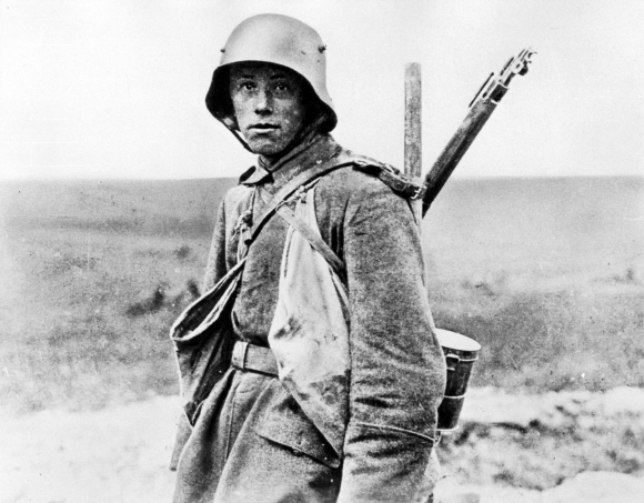제1차 세계대전이 막바지에 치닫던 1918년 촬영된 독일의 한 무명 용사. 열린책들 제공
