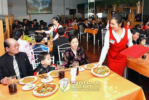 최근 북한에는 신흥 부자들이 급증하는 것으로 알려졌다. 피자, 스파게티를 맛보기 위해 평양 이태리 음식점을 찾은 부유층 가족. 연합뉴스