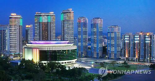 최근 북한에는 신흥 부자들이 급증하는 것으로 알려졌다. 평양 창전 거리의 화려한 야경. 연합뉴스