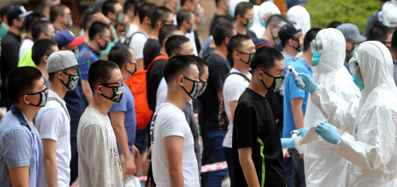 체온검사하는 입영장병